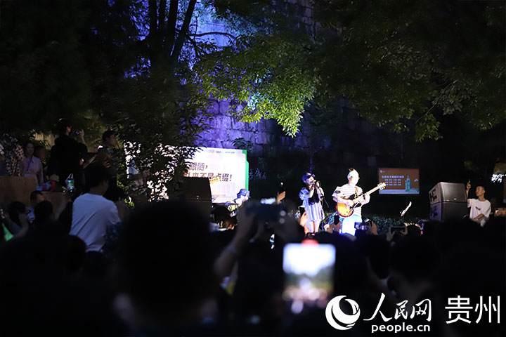 歌手在路邊音樂會盡情開唱。人民網 顧蘭云攝