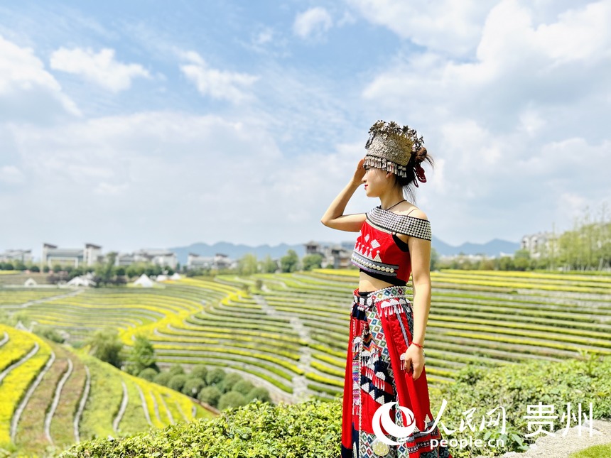 “城中花海梯田”，吸引了眾多游客前來觀賞打卡。人民網 敖嘉鈺攝 