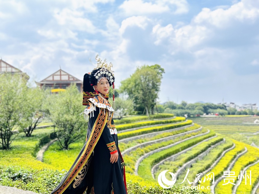 “城中花海梯田”，吸引了眾多游客前來觀賞打卡。人民網 敖嘉鈺攝 