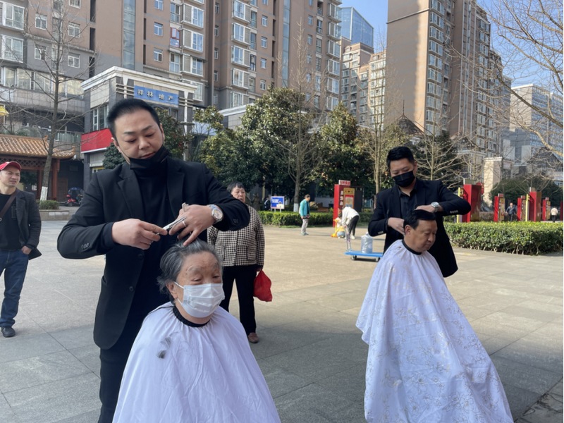 理發店為居民提供義剪服務。金元社區黨總支供圖