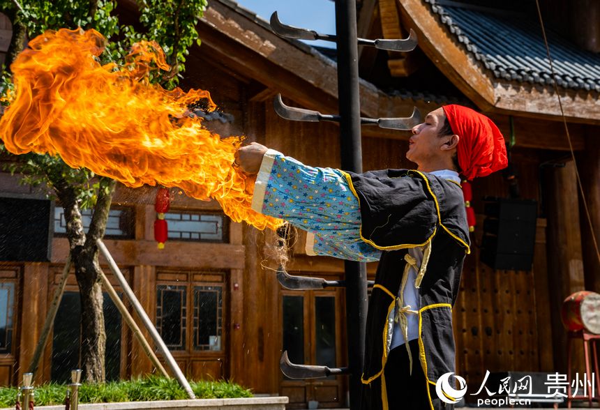 民族特技表演。人民網 陽茜攝