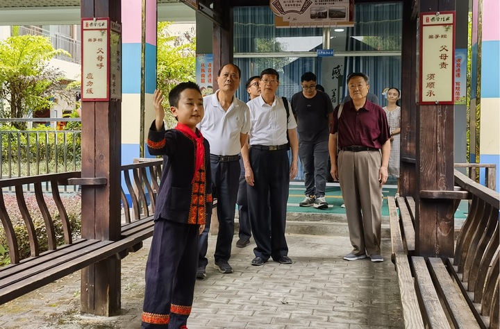 圖為在望謨縣實驗小學調研關工委陣地建設情況。