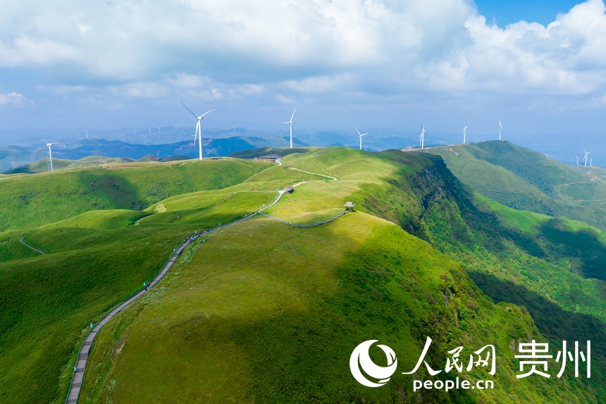 航拍韭菜坪景區。人民網 涂敏攝