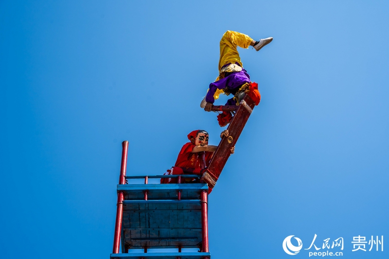 高臺舞獅。人民網 陽茜攝