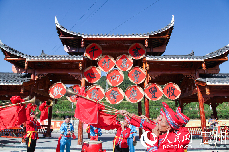 團山村文化廣場上，熱鬧的慶豐收節目展演。人民網 王秀芳攝