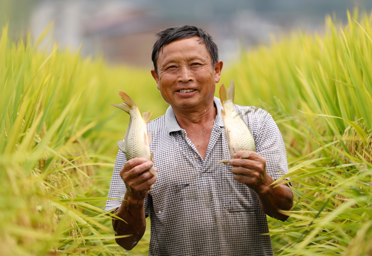 村民伍名美臉上洋溢著豐收的喜悅。