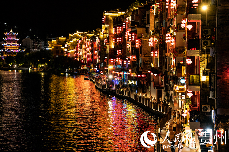 夜色下的鎮遠古城。人民網 陽茜攝