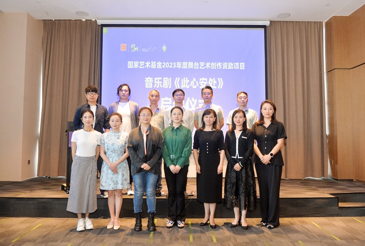 合影留念。向憶峰攝