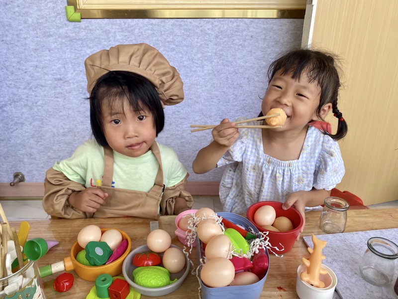 室內玩耍的小朋友。