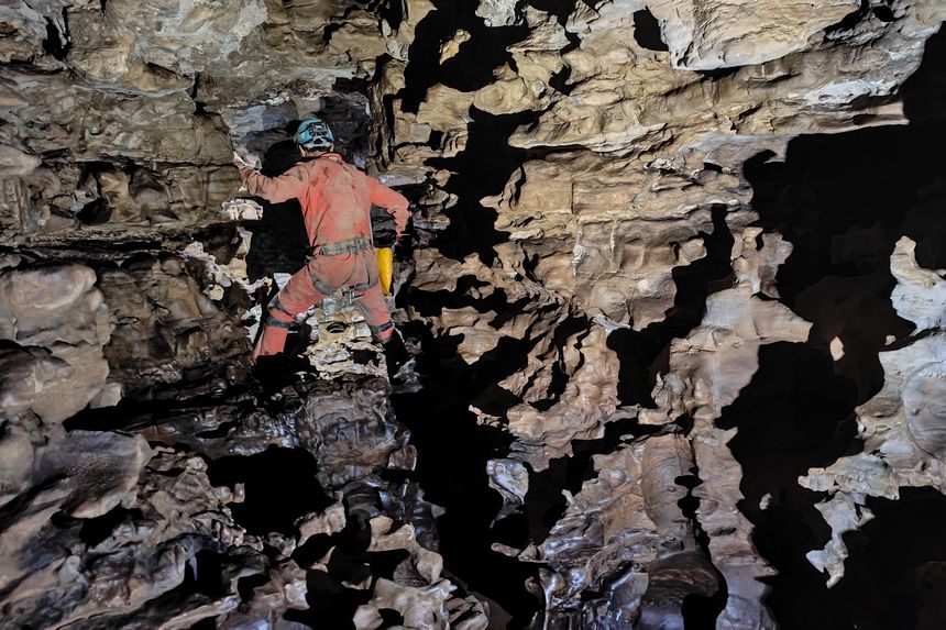 專家在雙河洞內進行科學考察。貴州省山地資源研究所供圖