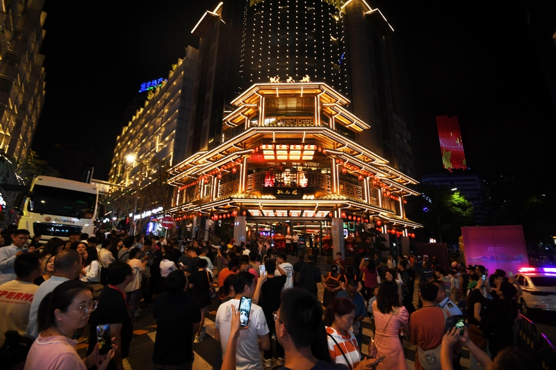 曹狀元街開街后人頭攢動。趙松攝