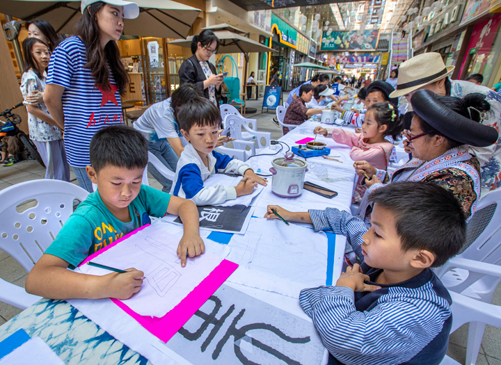 2023年9月29日，貴州省黔西市文廣局開展一場蠟染技藝非遺傳統文化體驗活動，小朋友們體驗、制作蠟染作品。B62I2062