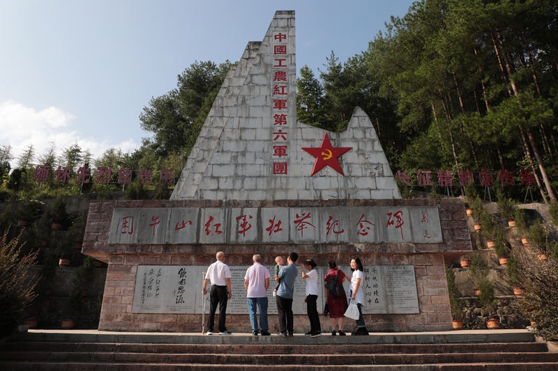游客在困牛山戰斗遺址緬懷革命先烈，傳承紅色基因，賡續紅色血脈。 楊文美攝