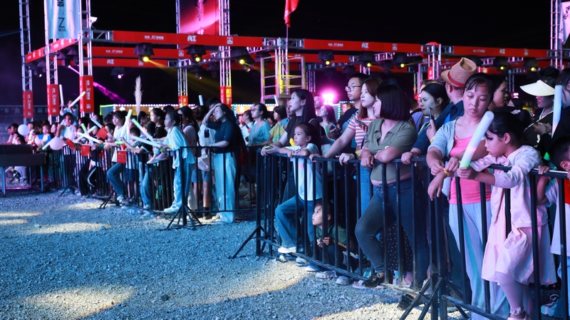 駐足聆聽的游客。