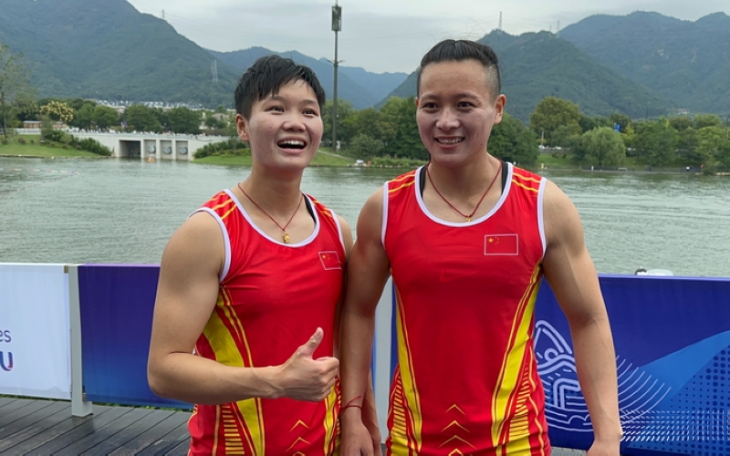 帥常文(左一)和林文君。圖片來源動靜貴州