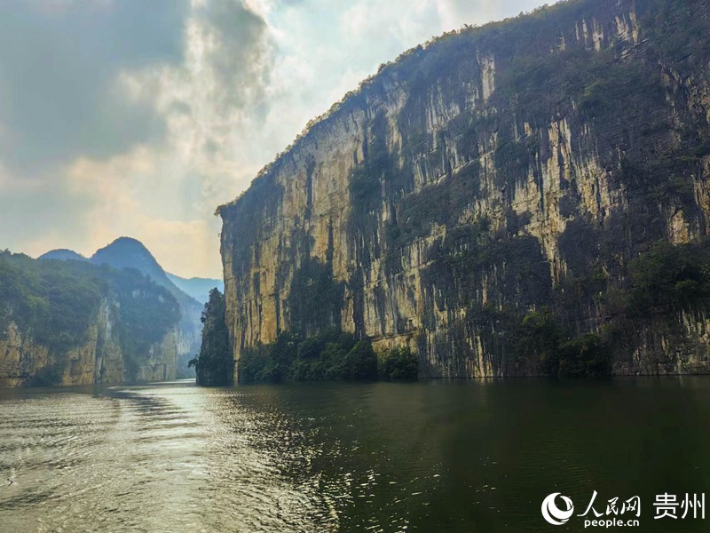 坐船前往羊皮洞瀑布。人民網 李永馨攝