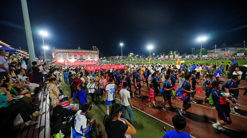 比賽隊伍步入”村超“賽場。周光勝攝