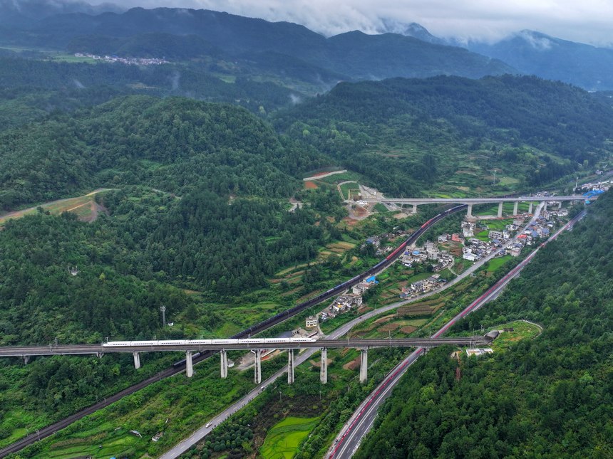 貴廣高鐵穿梭于山林之間。張申攝