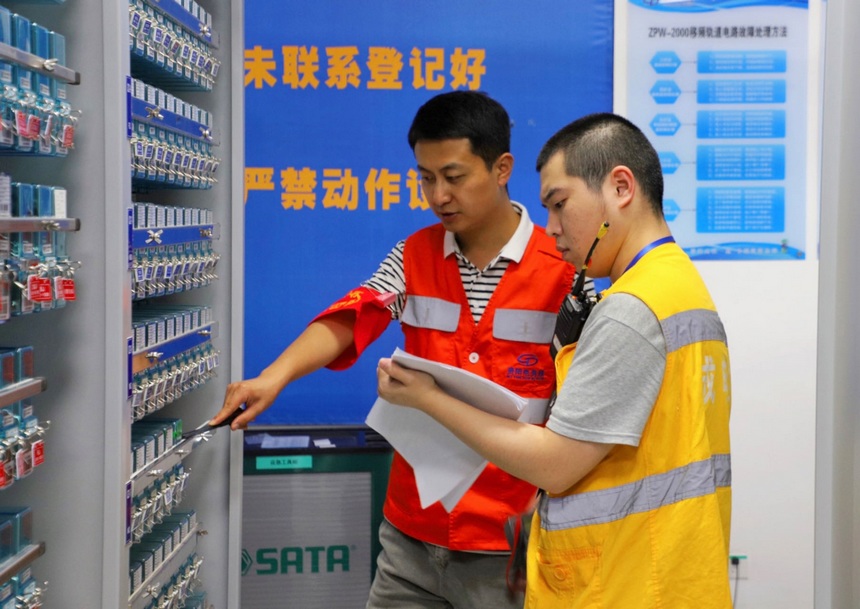 作業人員對機械室內設備進行核對。任靈杰攝