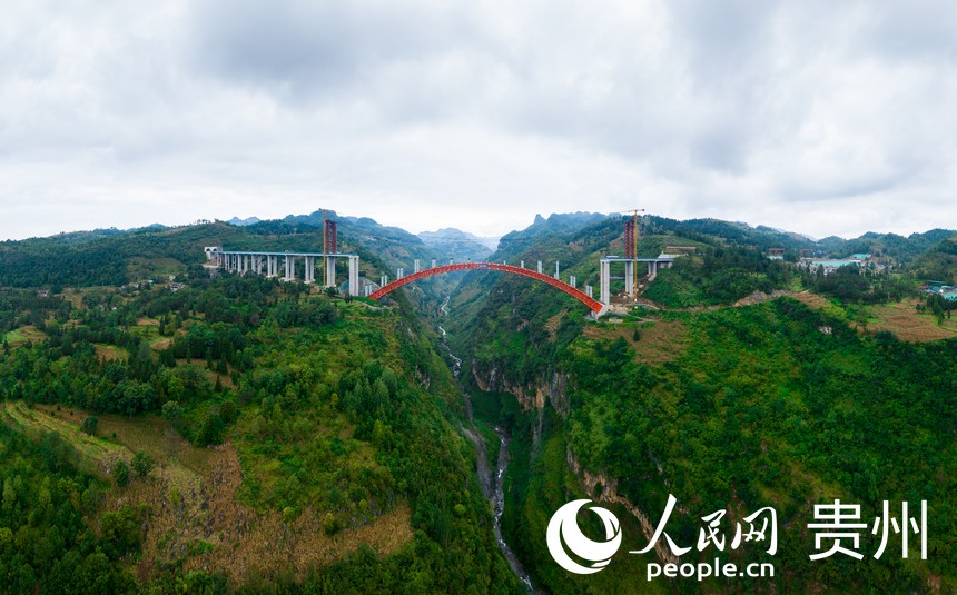 航拍貴州納晴高速白水河特大橋施工現場。人民網記者 涂敏攝