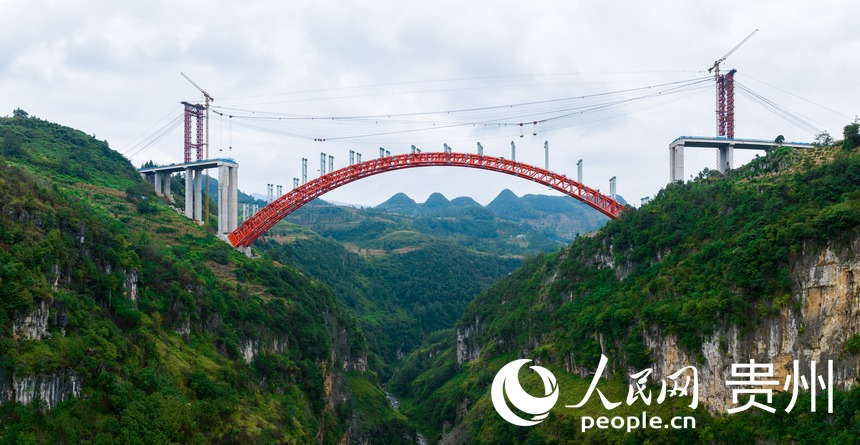 航拍貴州納晴高速白水河特大橋施工現場。人民網記者 涂敏攝