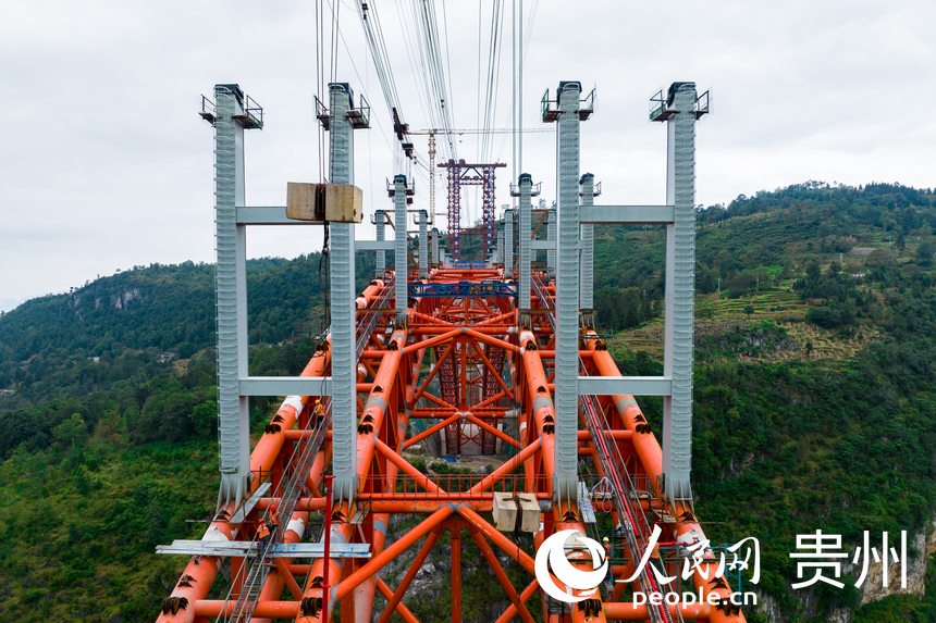  航拍貴州納晴高速白水河特大橋施工現場。人民網記者 涂敏攝