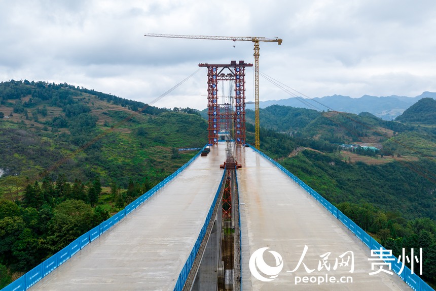 航拍貴州納晴高速白水河特大橋施工現場。人民網記者 涂敏攝