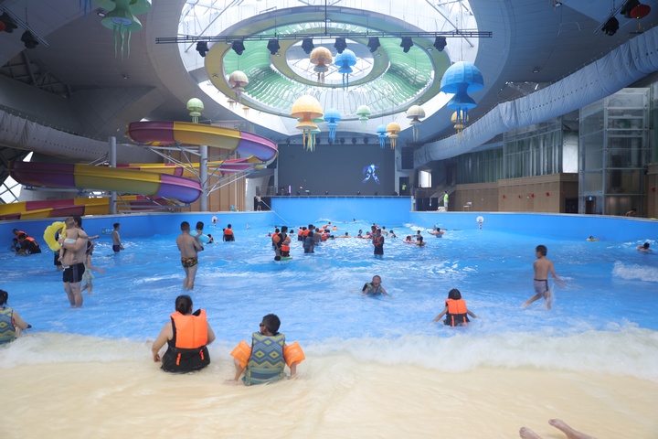 游客在九股水溫泉景區水樂園享受溫泉浴。湯斌攝