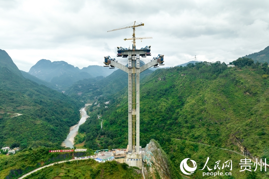 航拍建設中的納晴高速六枝大橋主橋墩。人民網記者 涂敏攝