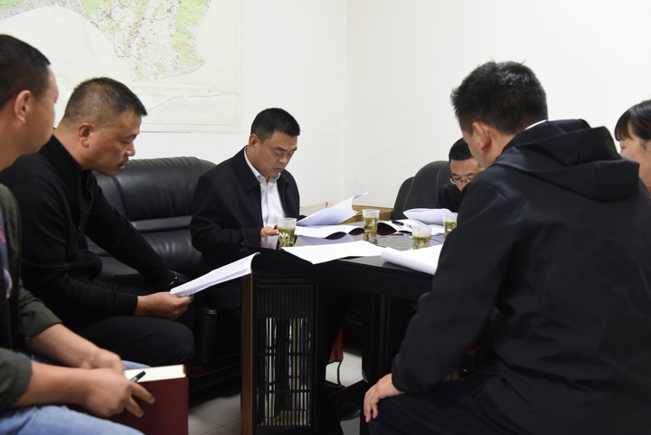 唐友波（左三）調研督導鞏固拓展脫貧攻堅成果同鄉村振興有效銜接工作。