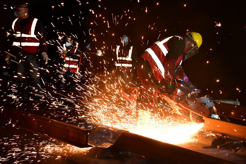 貴廣線提質改造中，工作人員正在作業。尹立攝