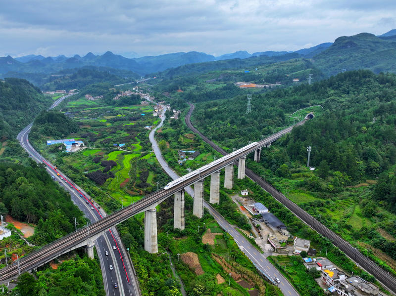 圖為航拍貴廣高鐵行駛在龍里北至都勻東區間。張申攝