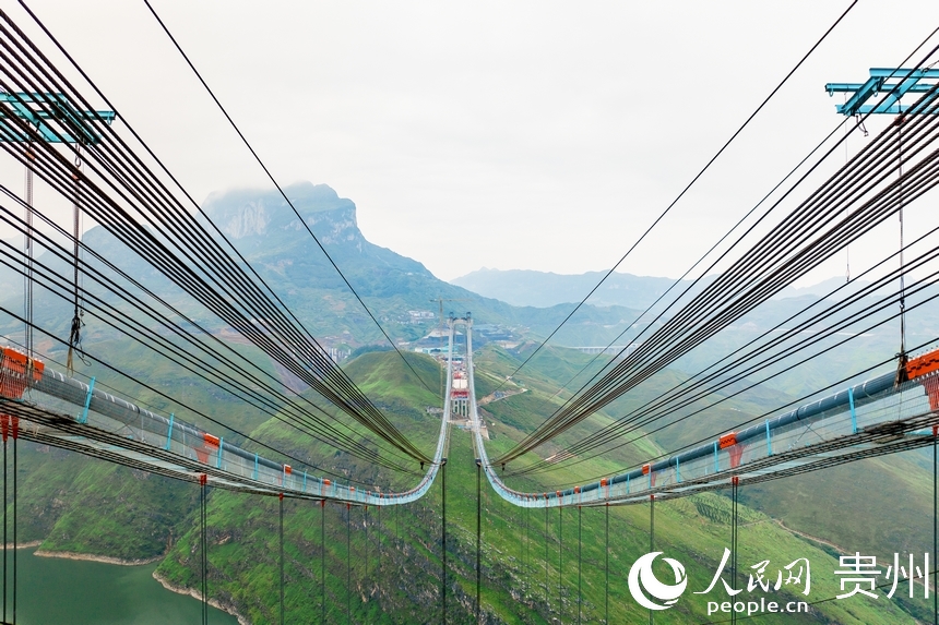 航拍建設中的納晴高速牂牁江大橋。人民網記者 涂敏攝