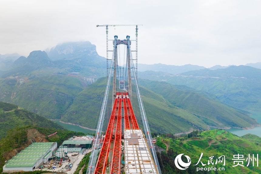 航拍建設中的納晴高速牂牁江大橋。人民網記者 涂敏攝