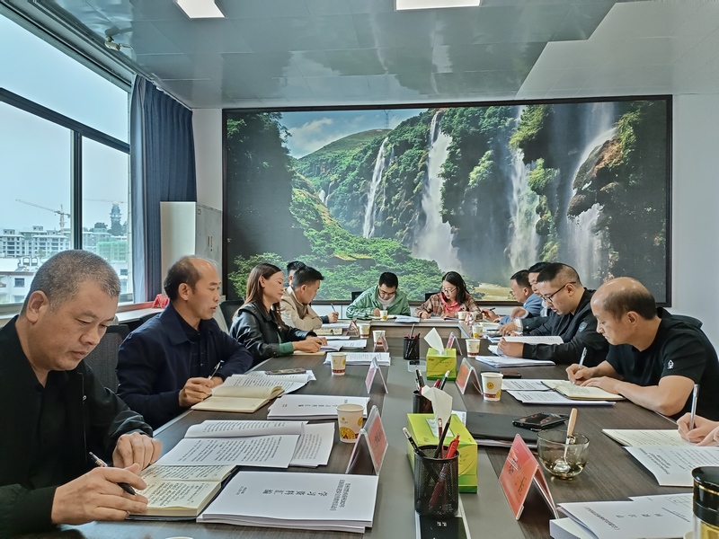 認真學習研討。陳湘飚攝