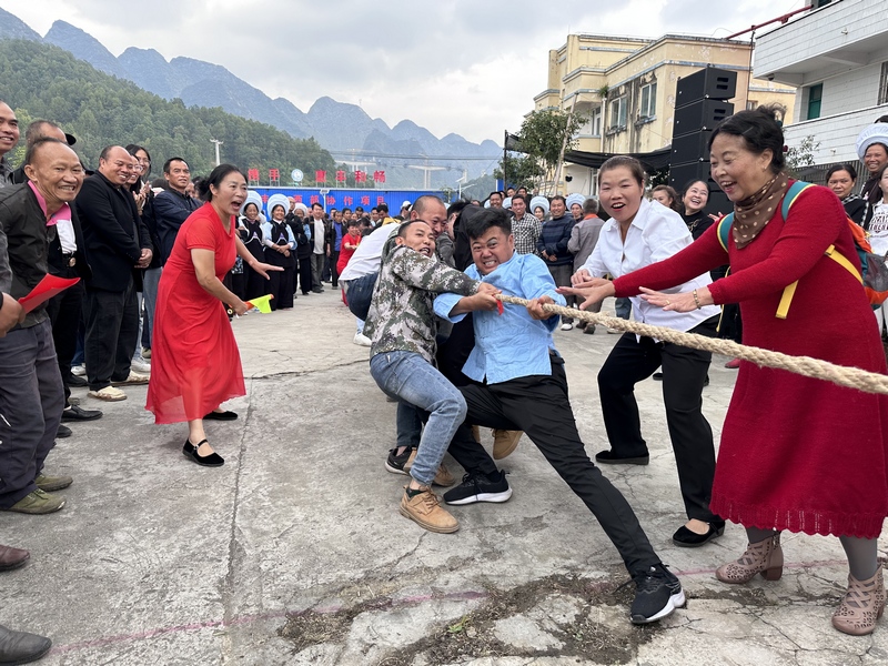 精彩的拔河比賽。  韋全銳供圖