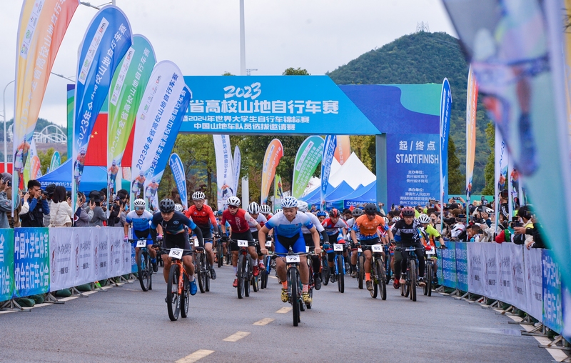 男子組選手先后離開出發點。蔣世良攝