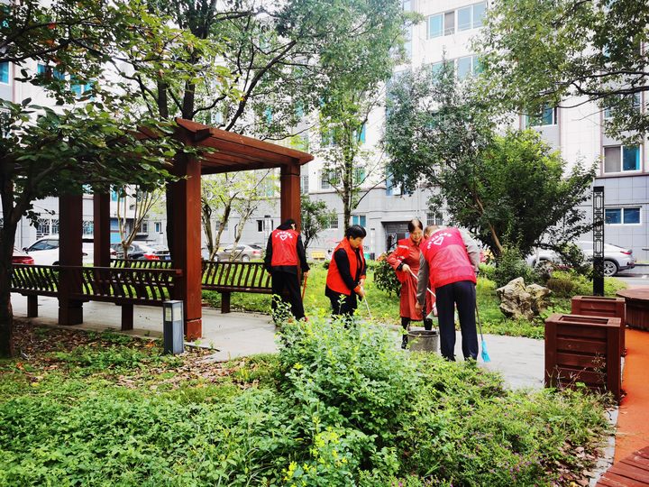 志愿者打掃社區衛生。