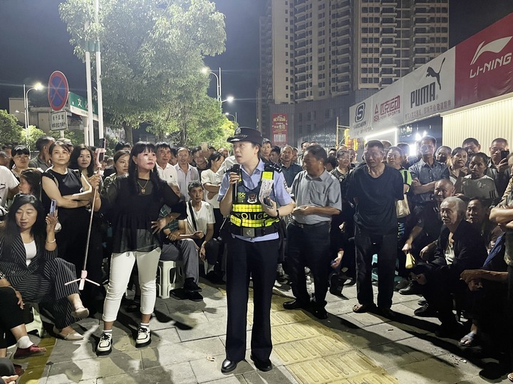 城區派出所鼓樓社區中隊利用廣場人員聚集的特點進行反詐宣傳。