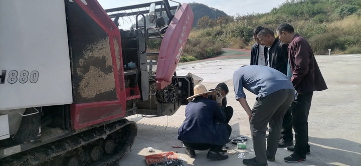 學員們結合所學內容，在老師的指導下對收割機等設備進行拆解和維修。