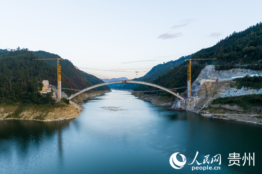 航拍建設中的錫繡大橋。人民網 涂敏攝