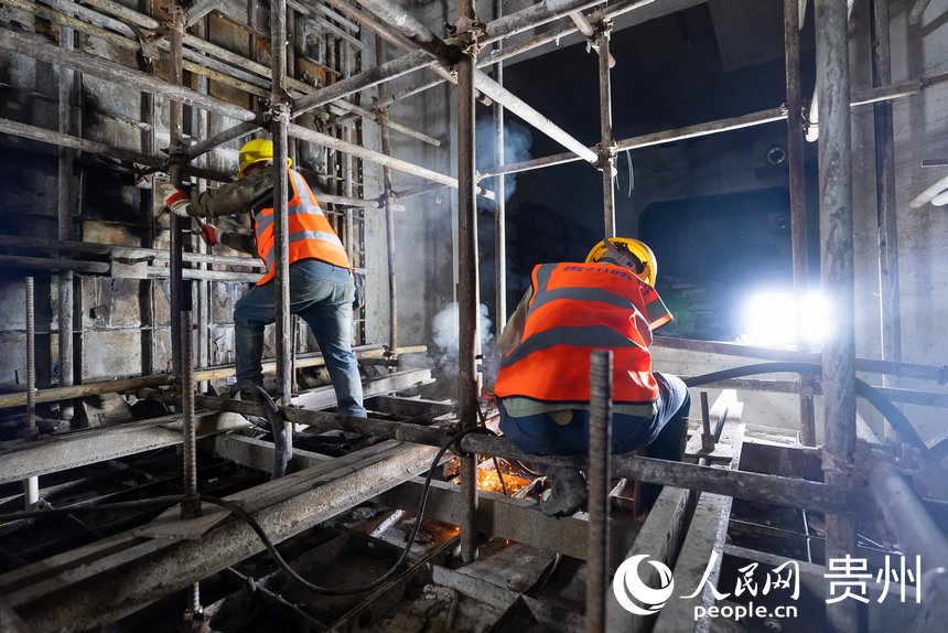 工人在進行合龍施工。人民網記者 涂敏攝