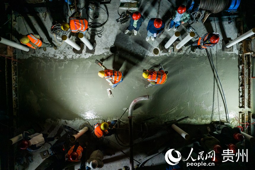 工人正在進行合龍段混凝土澆筑施工。人民網記者 涂敏攝