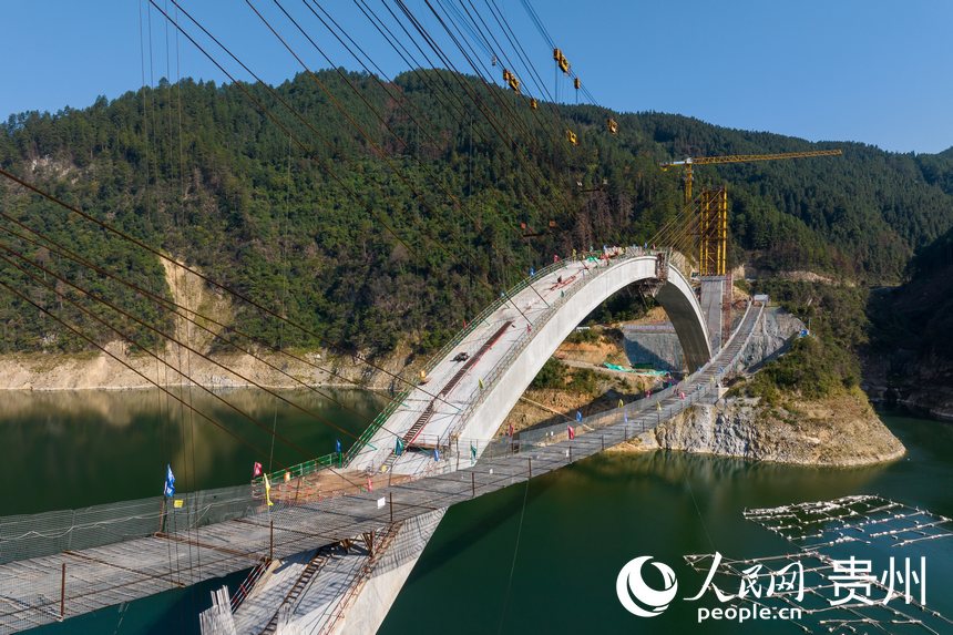 成功合龍的錫繡大橋。人民網記者 涂敏攝