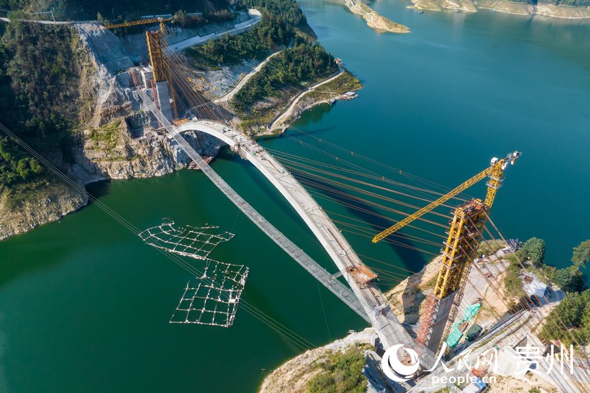 成功合龍的錫繡大橋。人民網記者 涂敏攝