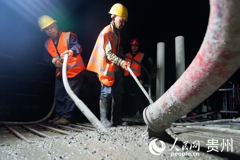 工人正在進行合龍段混凝土澆筑施工。人民網記者 涂敏攝