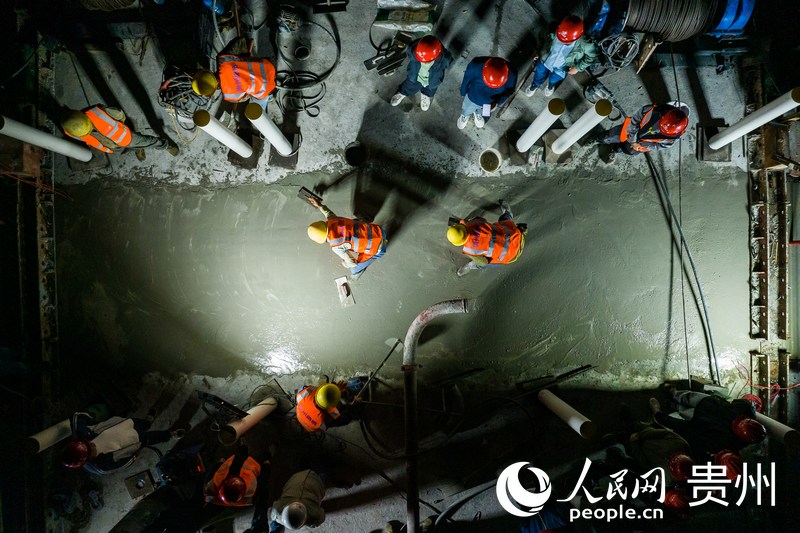 nEO_IMG_工人正在進行合龍段混凝土澆筑施工。人民網記者 涂敏攝