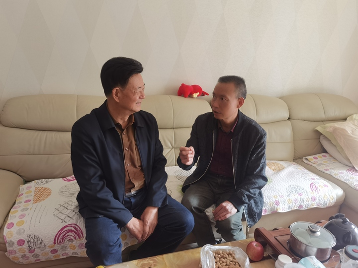 圖為走訪慰問。