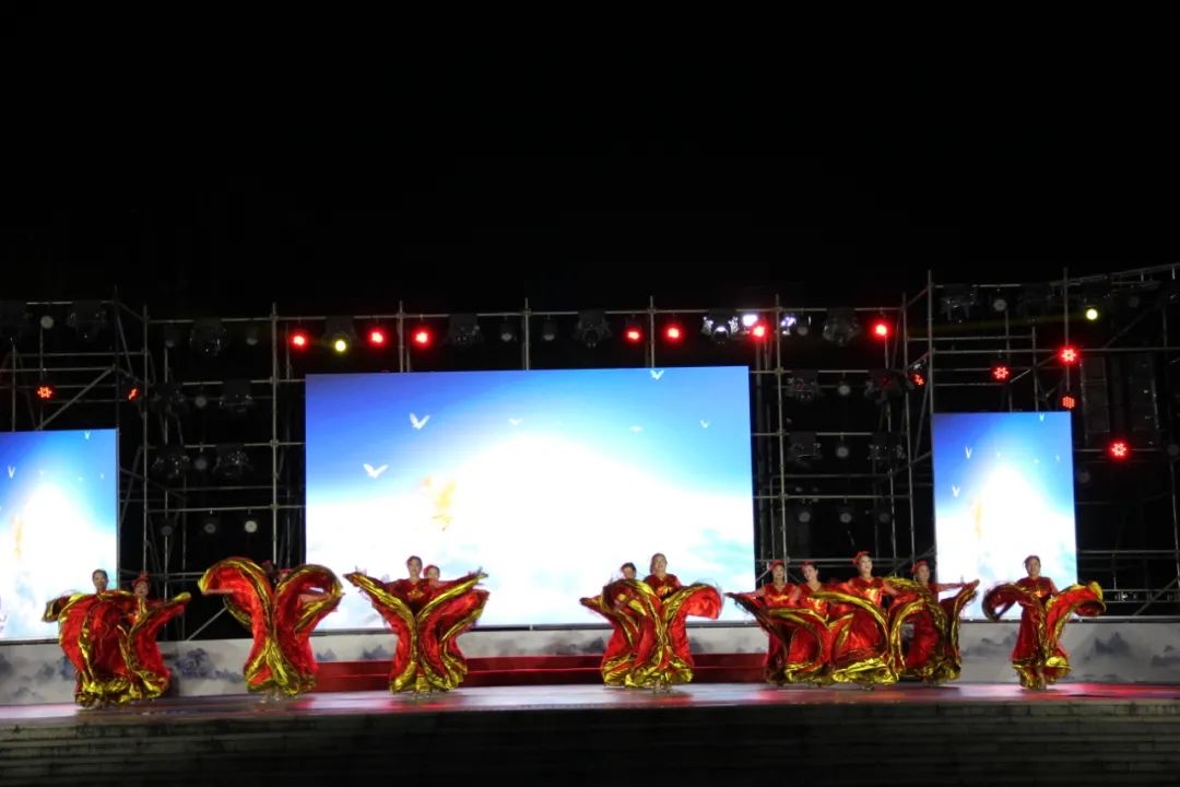 圖為開場舞《幸福中國一起走》。