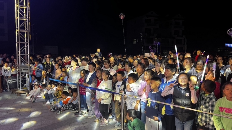 2023年修文縣六屯鎮桃源村“音樂節”現場觀眾。